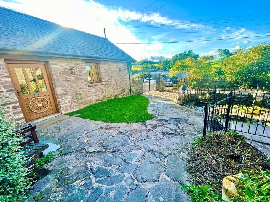 Stone Built Barn In A Beautiful Rural Setting Llangwm-Isaf Exterior foto