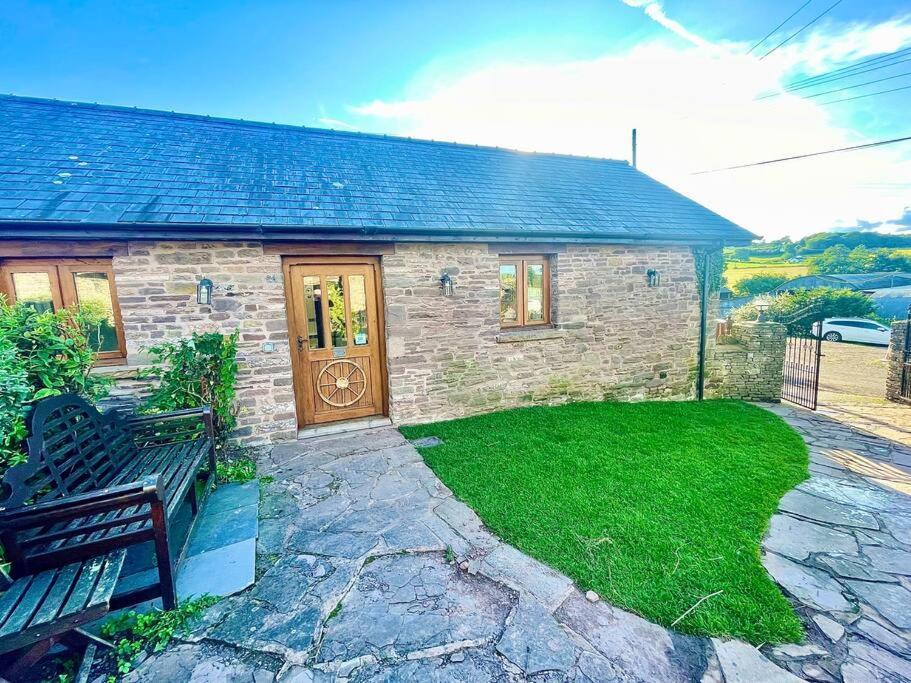 Stone Built Barn In A Beautiful Rural Setting Llangwm-Isaf Exterior foto